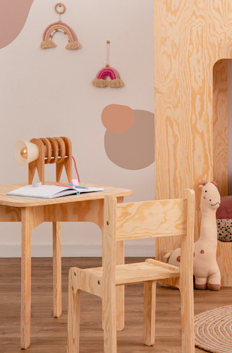 Kinderstuhl und Kindertisch aus Kiefernsperrholz in Naturholzfarbe